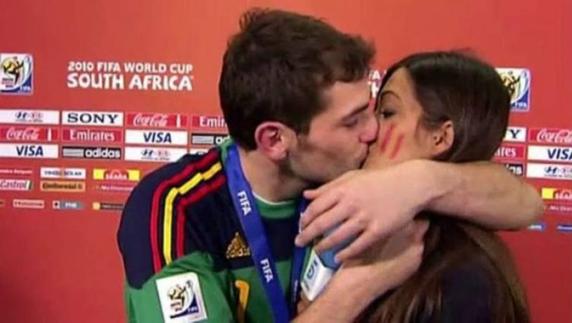 Iker Casillas besó a Sara Carbonero tras ganar el Mundial de Sudáfrica en pleno directo.