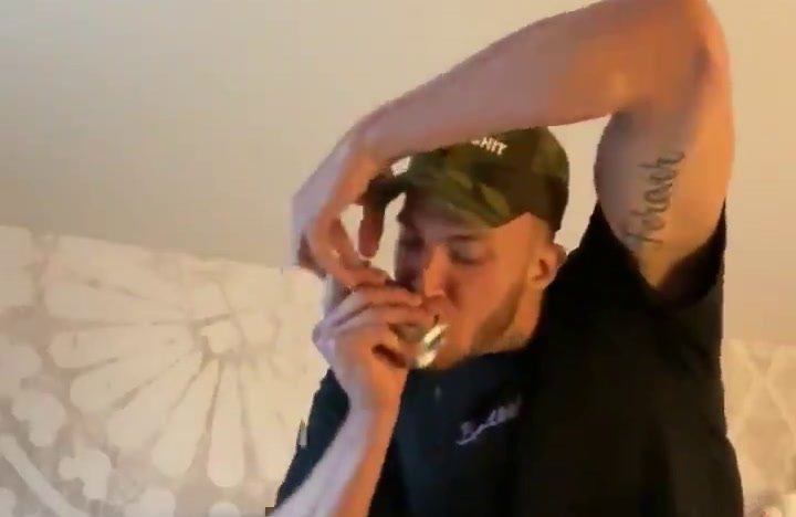 Meyers Leonard se une al reto de beberse una cerveza de un trago