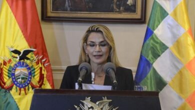 Coronavirus: la presidenta interina de Bolivia expropiará hospitales y cementerios