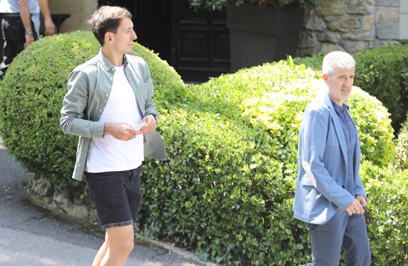 Oyarzabal y Olabe abandonan la comida