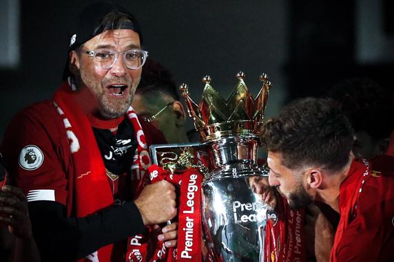 Klopp levanta el trofeo de la Premier League