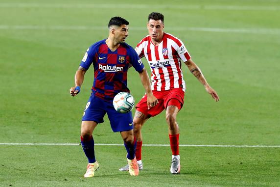 Giménez, ante el FC Barcelona.
