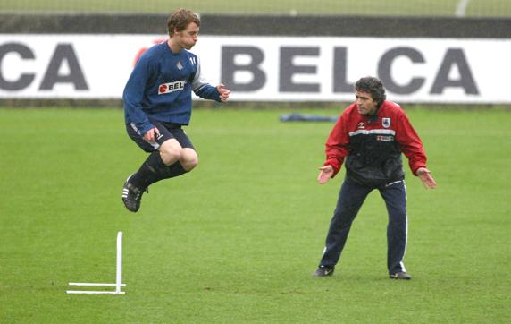 Lillo anima a Zurutuza en un ejercicio físico