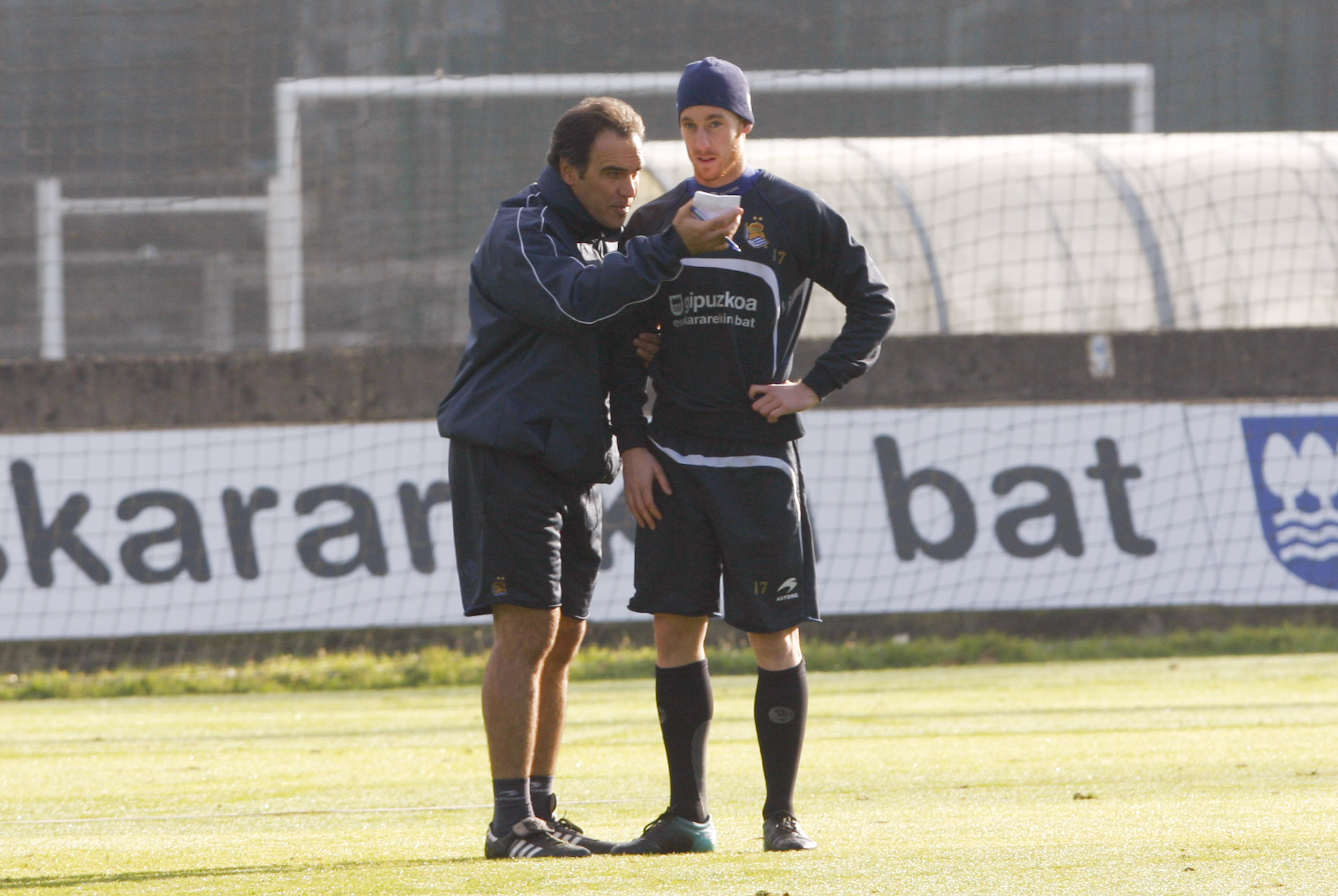 Lasarte da una instrucción táctica a Zurutuza