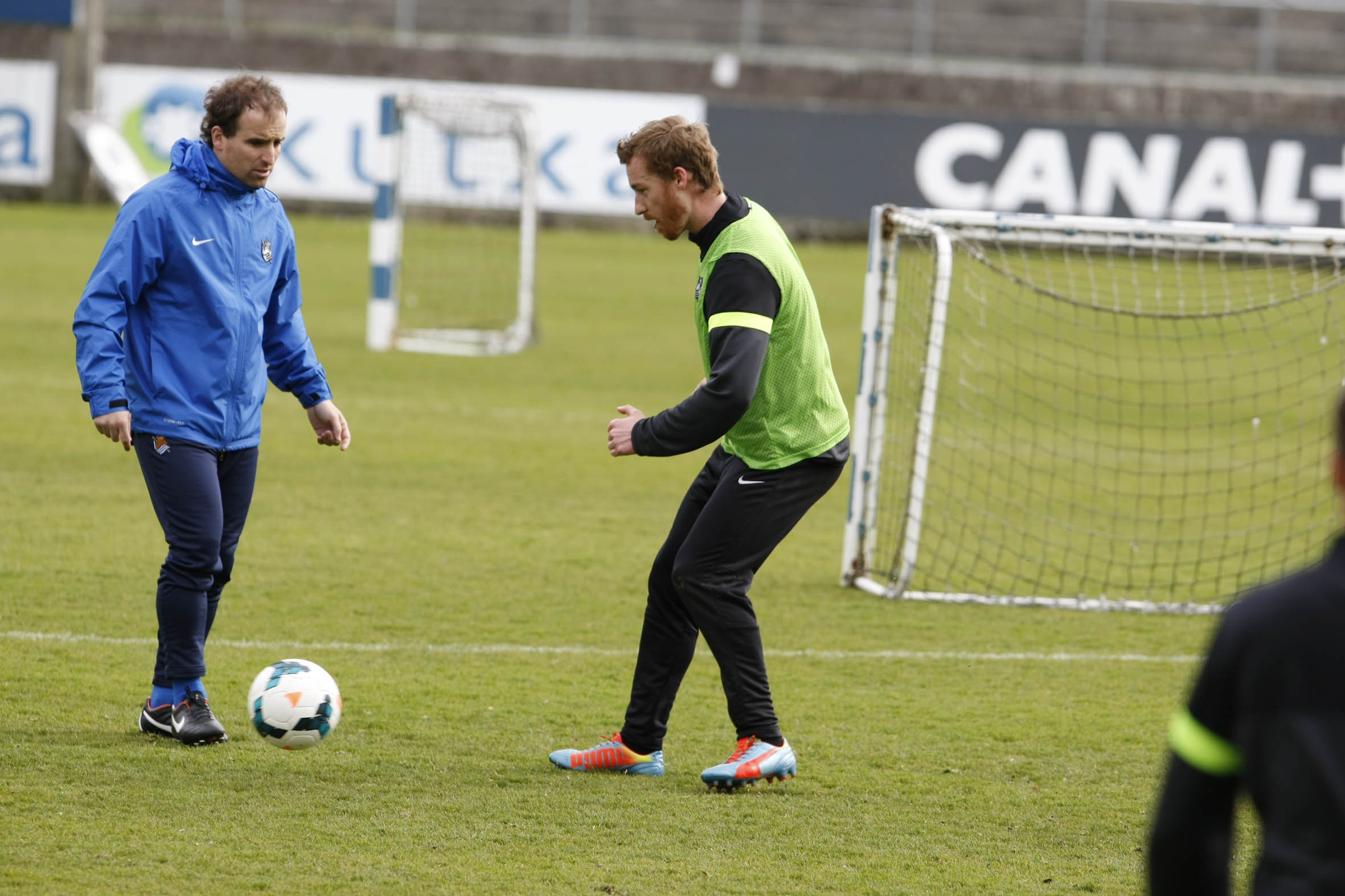 Zurutuza juega con Jagoba Arrasate en una práctica en Zubieta