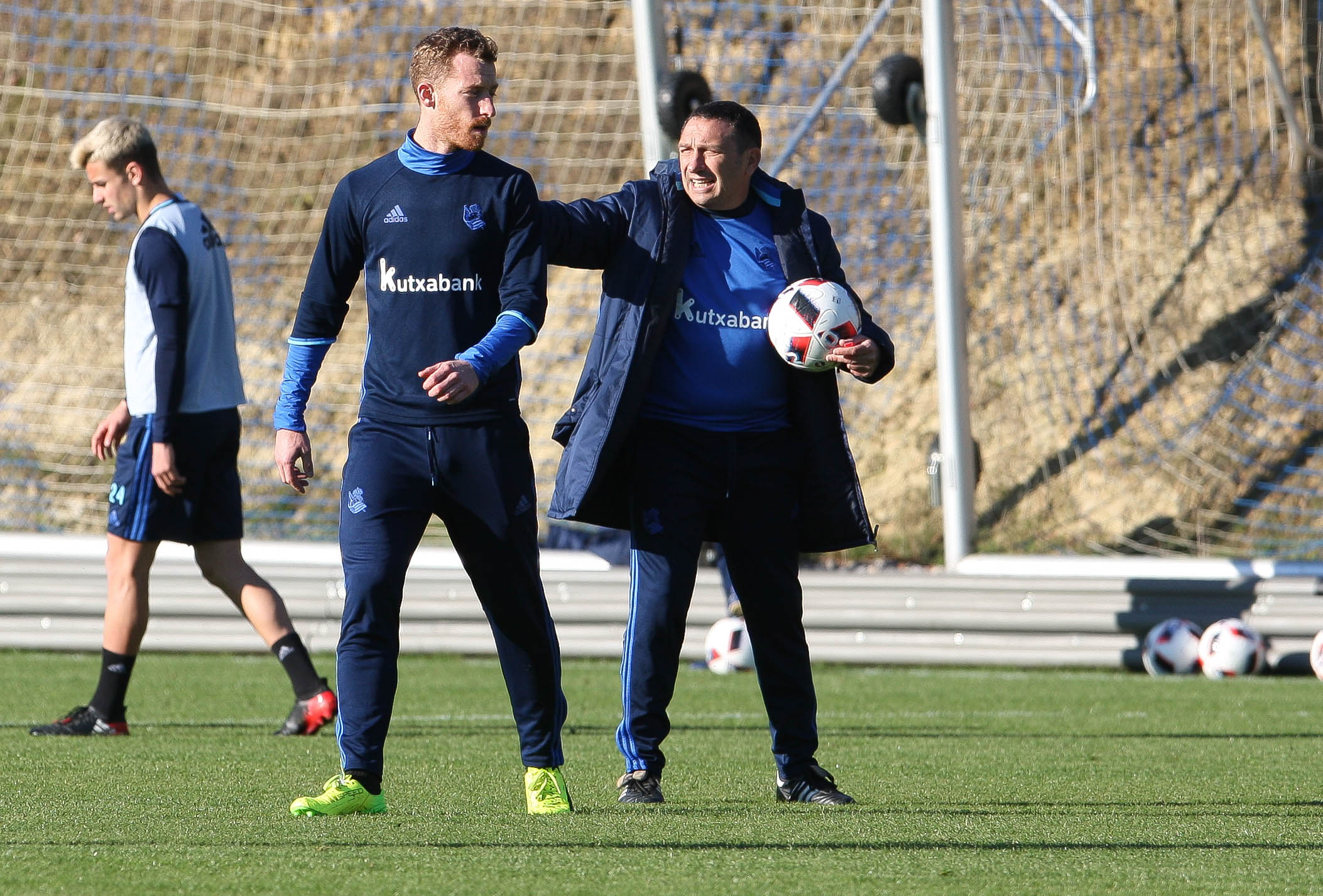 Eusebio da una instrucción junto a Zurutuza
