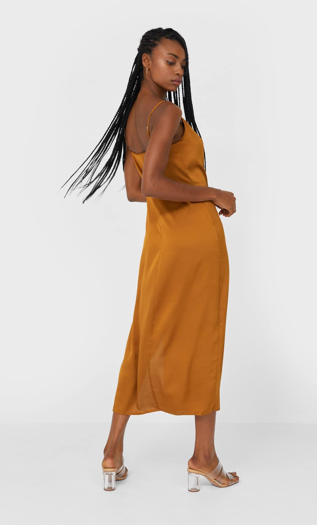 Stradivarius presenta el vestido lencero midi que te hará volver a la sencillez y elegancia de los años 90