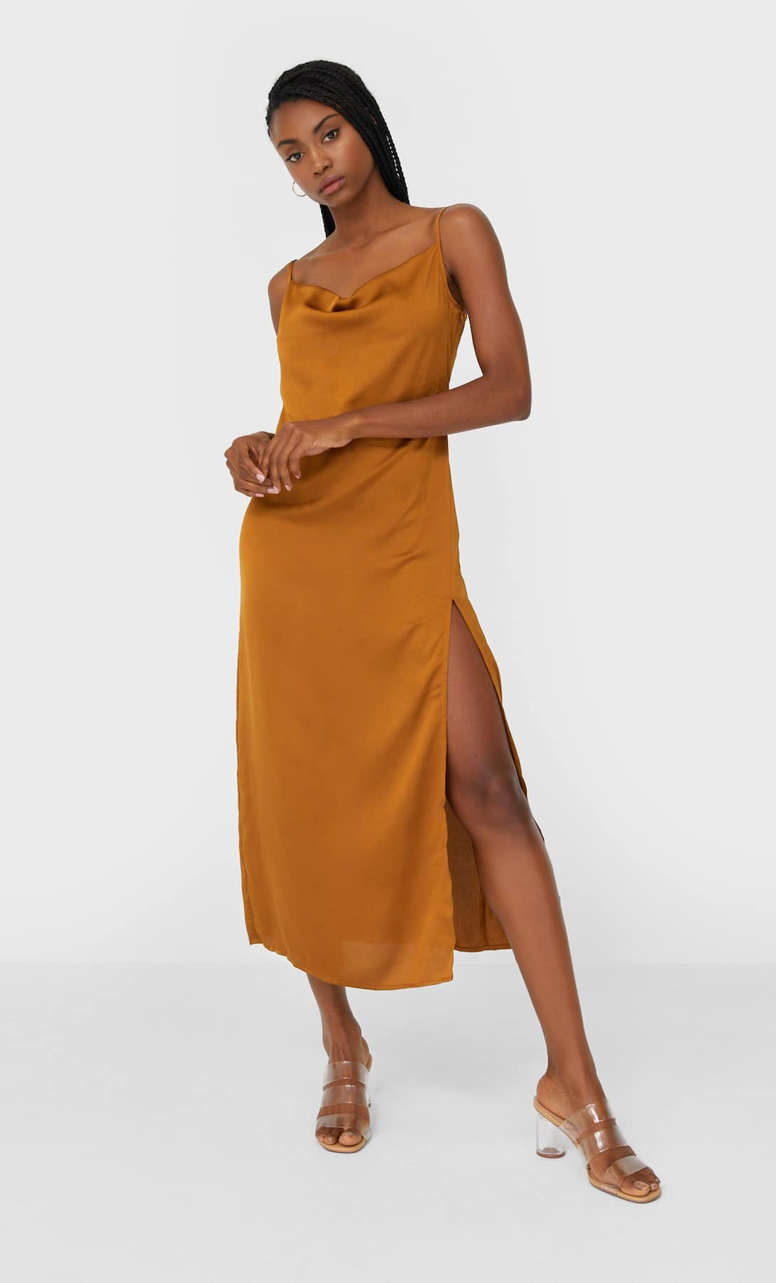 Stradivarius presenta el vestido lencero midi que te hará volver a la sencillez y elegancia de los años 90