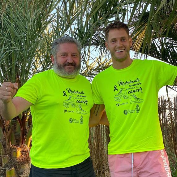 Álex Remiro posa con su padre apoyando una iniciativa solidaria en su pueblo, Cascante