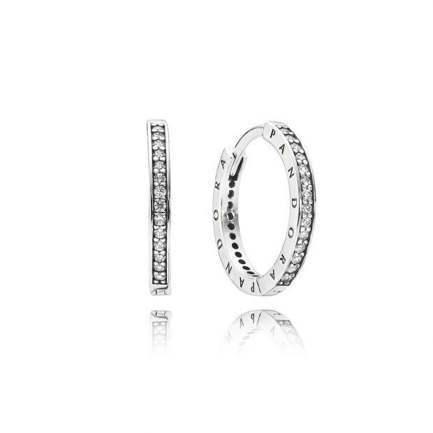 Jennifer López es una adicta a ellos, descubre los mejores pendientes de aro de Tous y Pandora