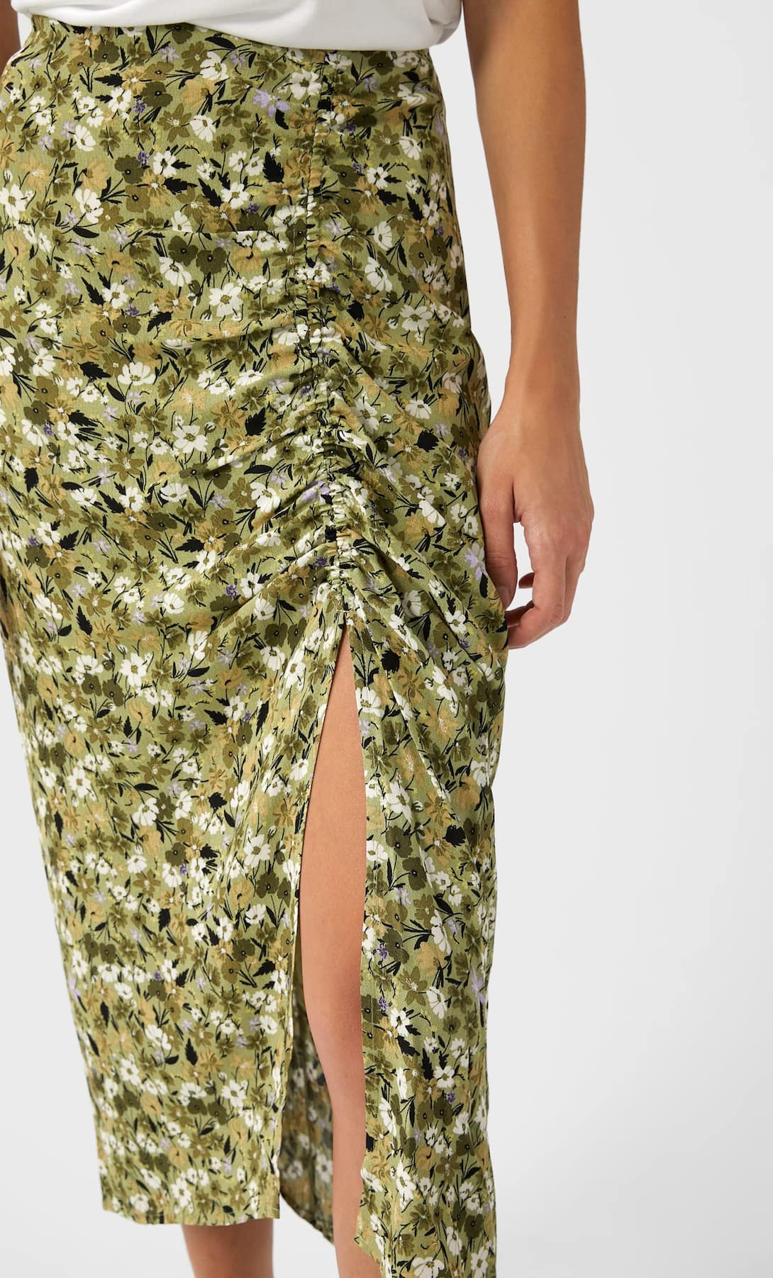 Stradivarius tiene la falda midi más buscada del verano, con fruncido y abertura lateral