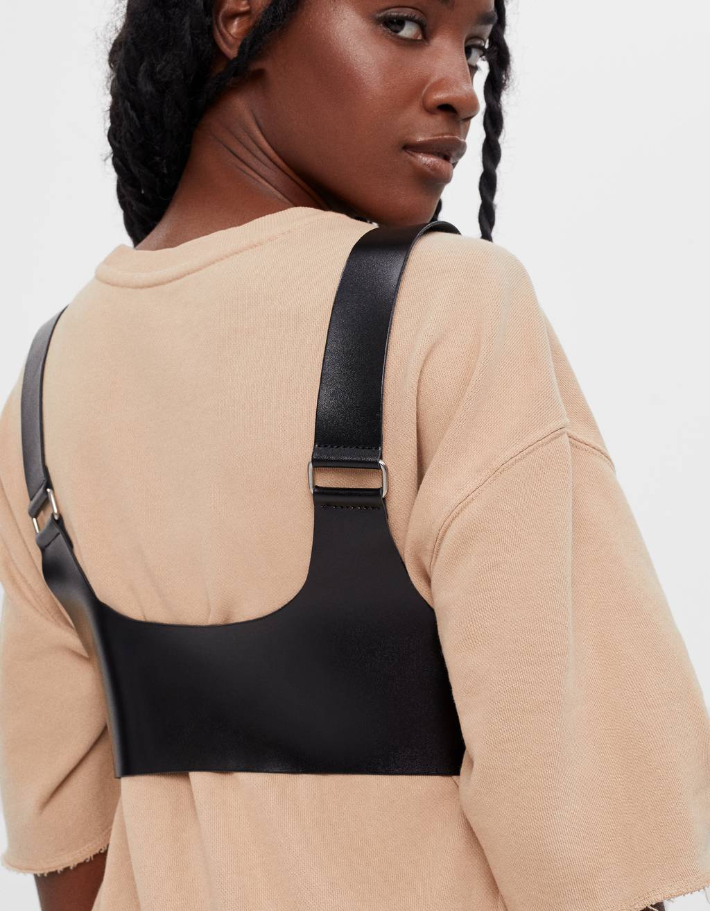 Bershka tiene el complemento ideal para las amantes de ’50 sombras de Grey’, el arnés