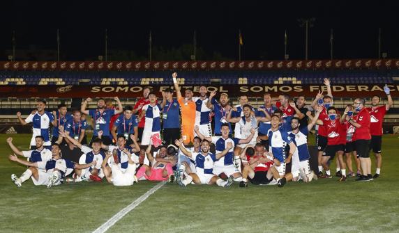 Ozkoidi y el resto del Sabadell, eufórico tras conquistar el billete para Segunda