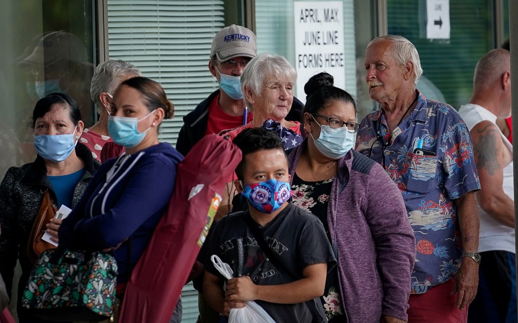 Republicanos y demócratas difieren en EU por apoyos ante pandemia