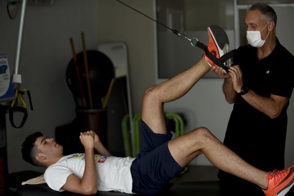 Armand Vallès trabaja con su preparador físico, Jordi Bertran