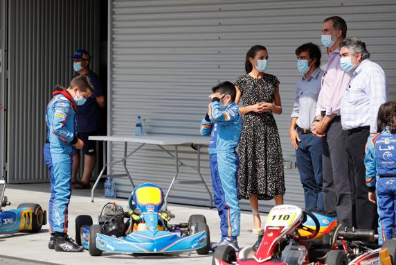 Los reyes Felipe (2d) y Letizia (i), junto al piloto español de Fórmula 1 Fernando Alonso (2i), y el ministro de Cultura y Deporte, José Manuel Rodríguez Uribes (d),