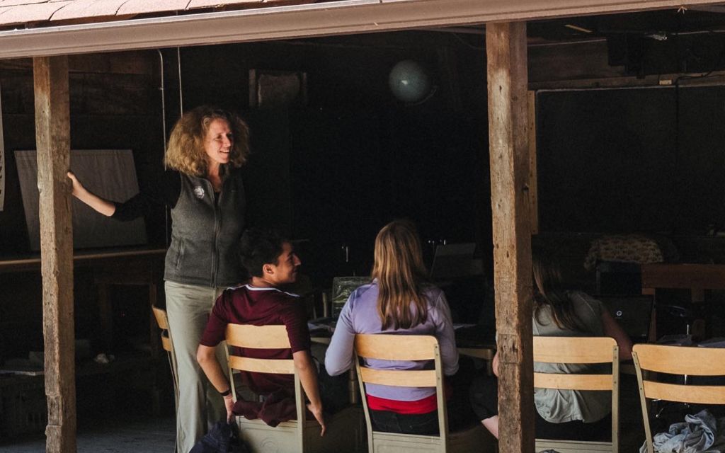 ¿Tomar clases en exteriores? Alumnos aprenden en aulas de tres paredes en escuela de EU