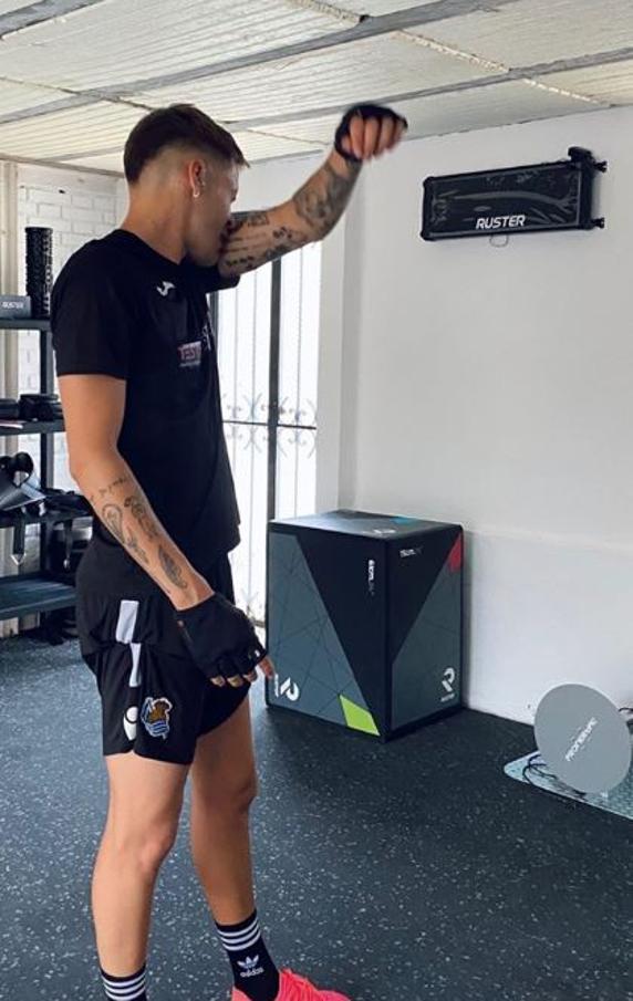 Remiro, portero de la Real Sociedad, en el gimnasio durante sus vacaciones