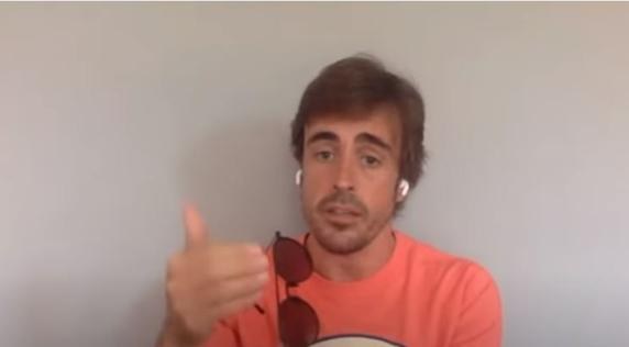Fernando Alonso, presentando unas nuevas gafas de su marca, Kimoa