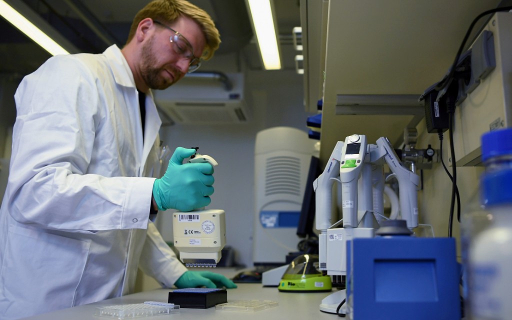 AstraZeneca y Oxford revelarán ensayo sobre vacuna contra Covid-19