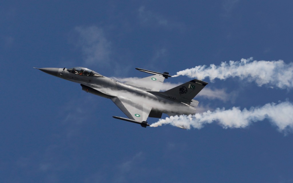 Avión F-16 de la Fuerza Aérea de EU se estrella en Nuevo México