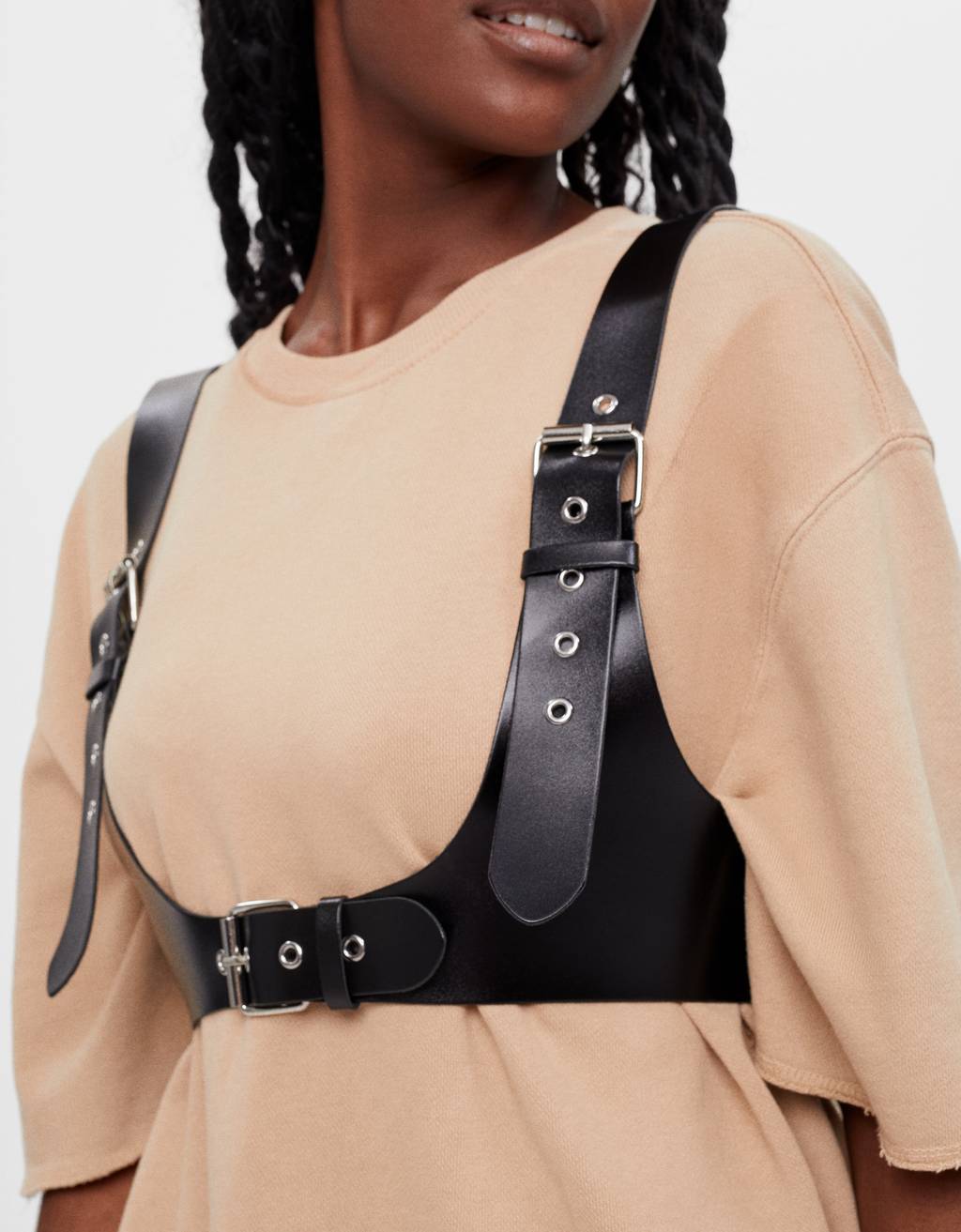 Bershka tiene el complemento ideal para las amantes de ’50 sombras de Grey’, el arnés