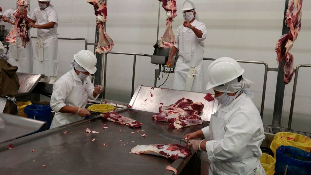 COVID-19 se transmitió a 8 metros de distancia en planta procesadora de carne, descubren científicos