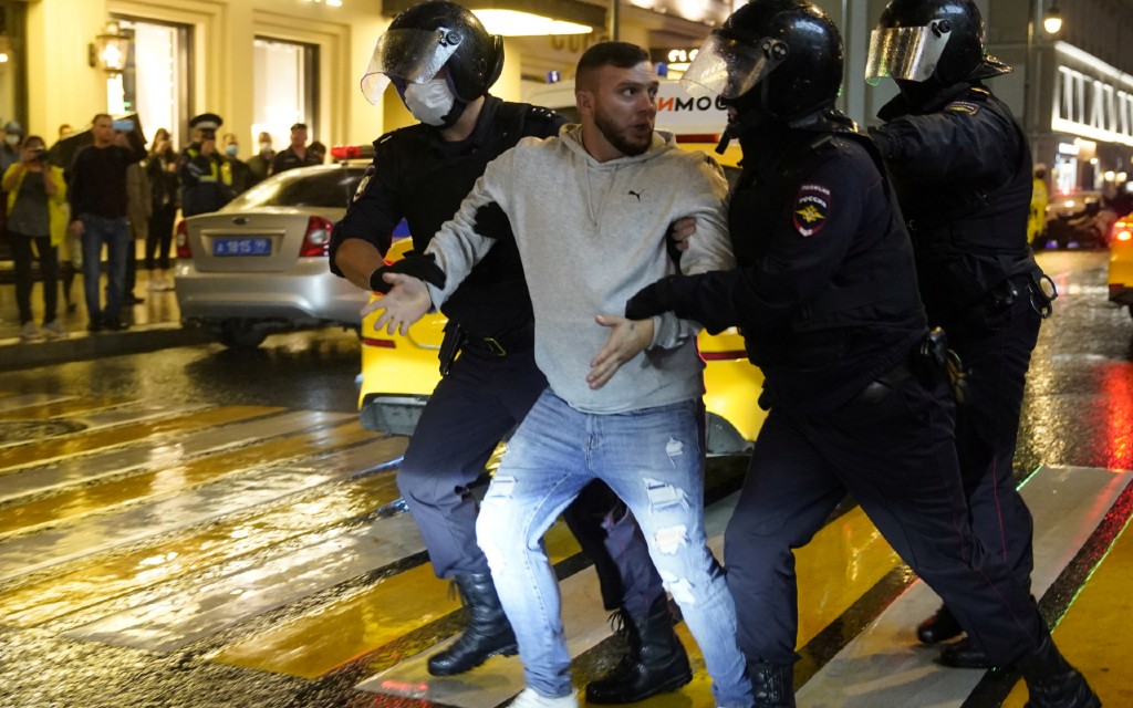 Cientos se manifiestan en Moscú contra enmiendas constitucionales aprobadas en Rusia