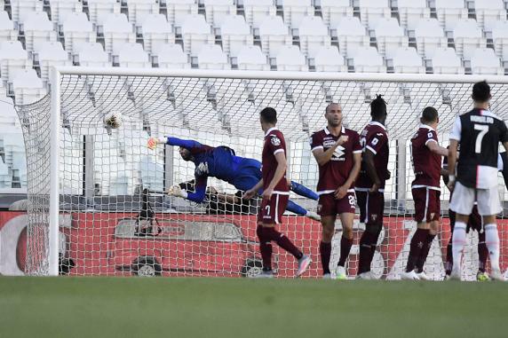 JuveSirigu 'vuela' sin éxito para intentar detener la falta de Cristiano