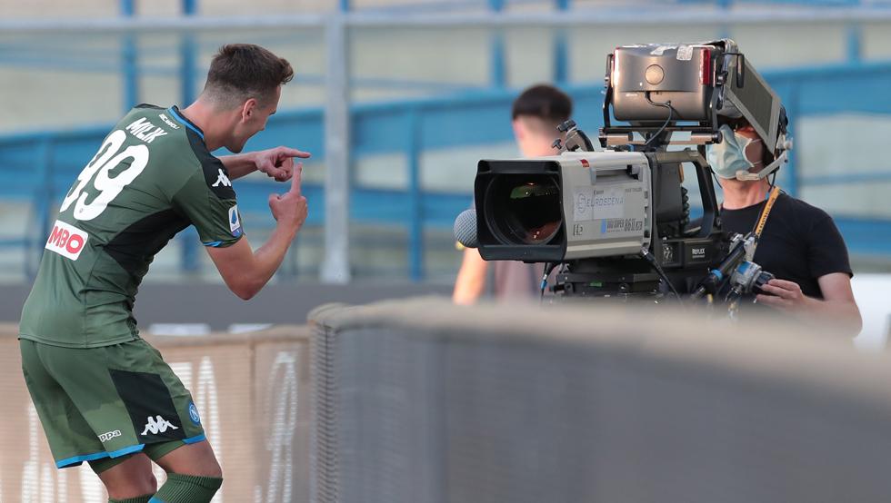 Milik, celebrando un gol con el Nápoles Milik, celebrando un gol con el Nápoles