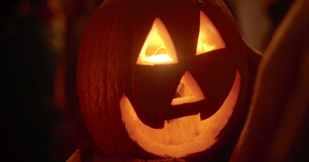 Disney + Desarrollo de la película de comedia de Halloween Spooked - La  Neta Neta