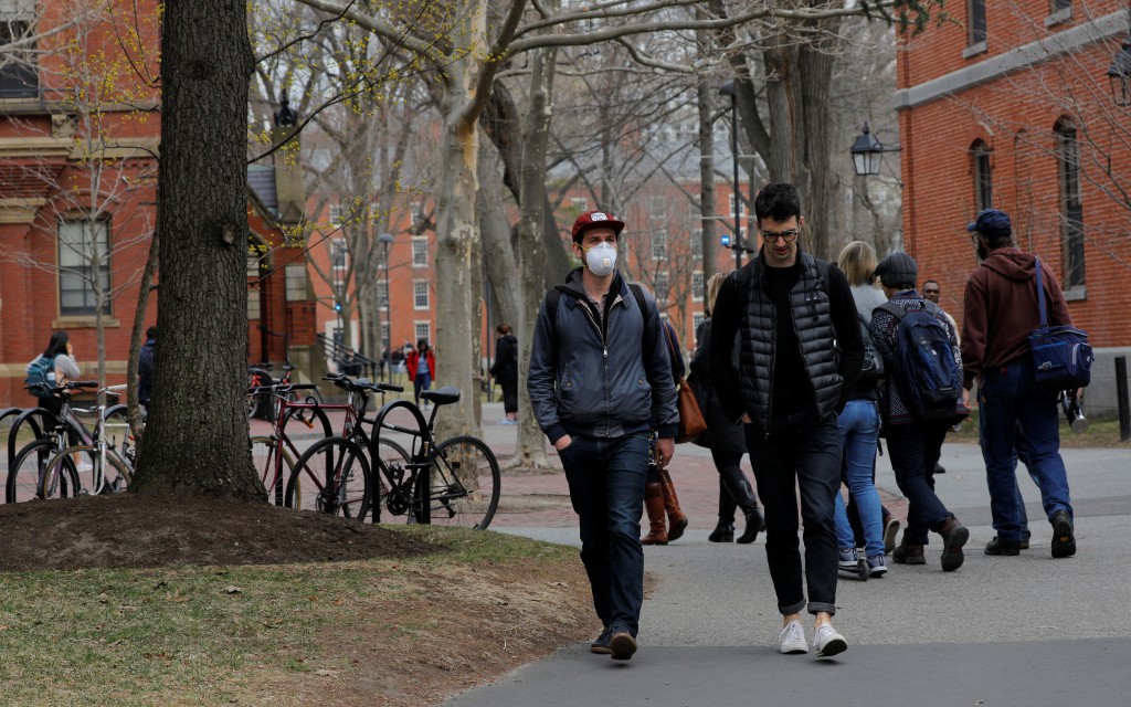 EU no permitirá ingreso de nuevos estudiantes extranjeros inscritos en cursos en línea