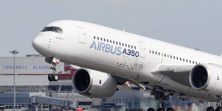 Un Airbus A350 despega en Toulouse, Francia