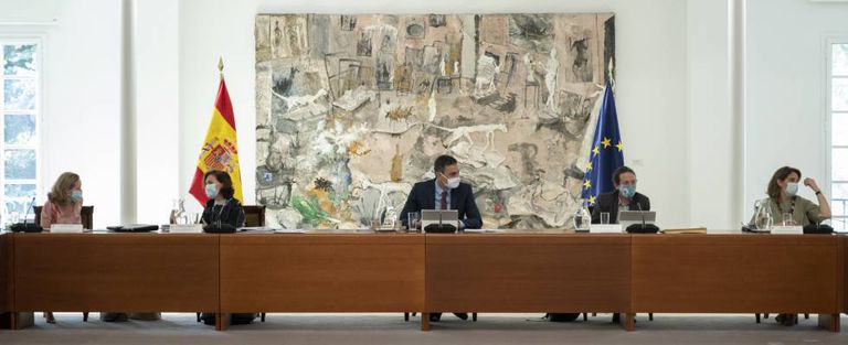 En el centro, el presidente del Gobierno, Pedro Sánchez, en el Consejo de Ministros del viernes 2 de julio, a su lado los cuatro vicepresidentes.