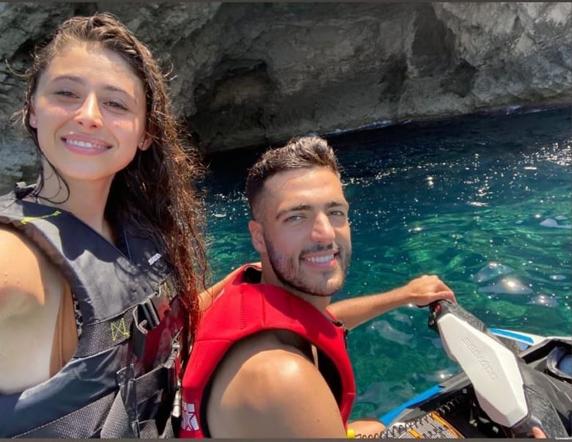 Merino pilota una moto de agua acompañado de su pareja, Lola Liberal