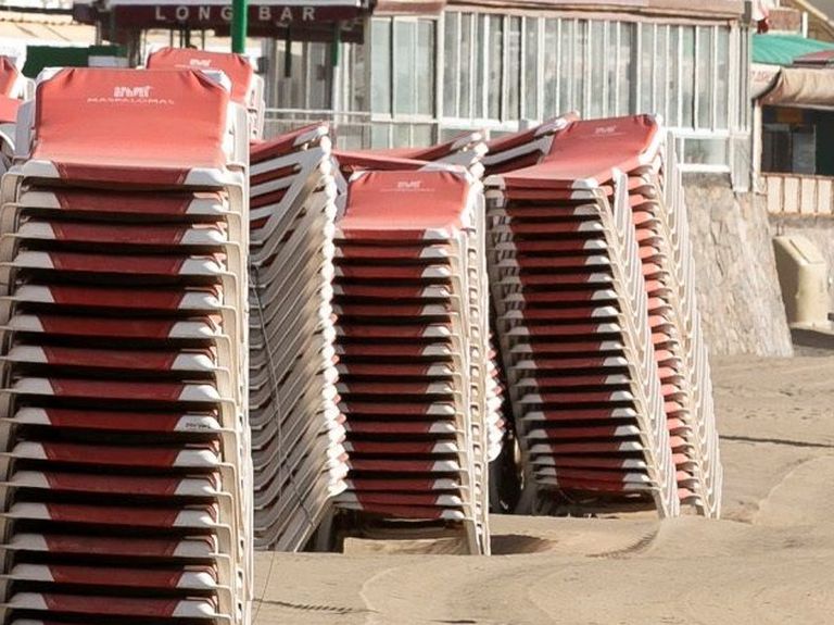 Tumbonas de playa recogidas el 1 de junio por la falta de turistas en Playa del Inglés, en Gran Canaria.