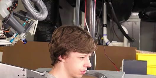 Este tipo no quería cortarse el pelo en público, así que construyó un robot barbero