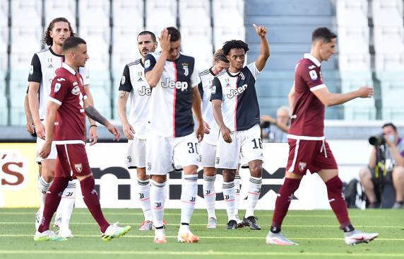Juan Cuadrado celebra su gol, el 3-1.