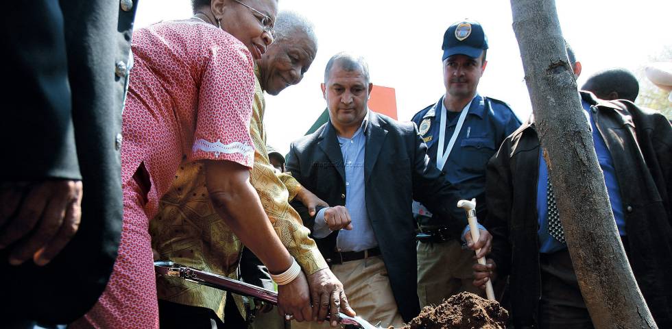 Nelson Mandela y Graca Machel plantan un árbol en Soweto en 2008.