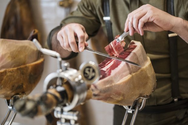 La terraza Cinco Jotas de Jorge Juan reabre su terraza adaptada a la era post Covid