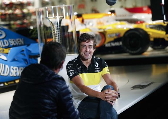 Alonso, con la camiseta de Renault