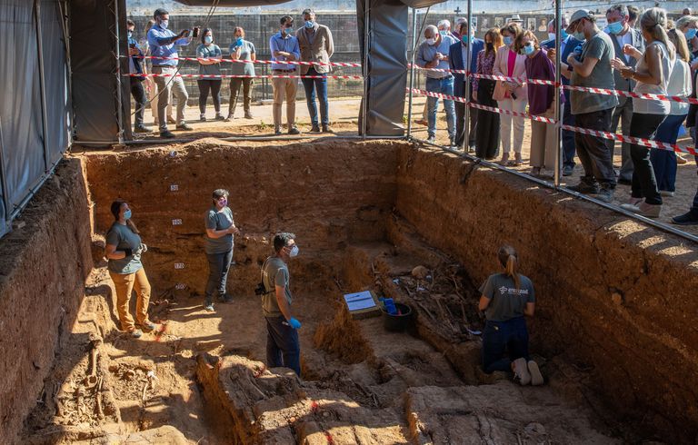 La vicepresidenta Carmen Calvo observa los trabajos de exhumación de la fosa común de Pico Reja, en Sevilla, el pasado viernes.