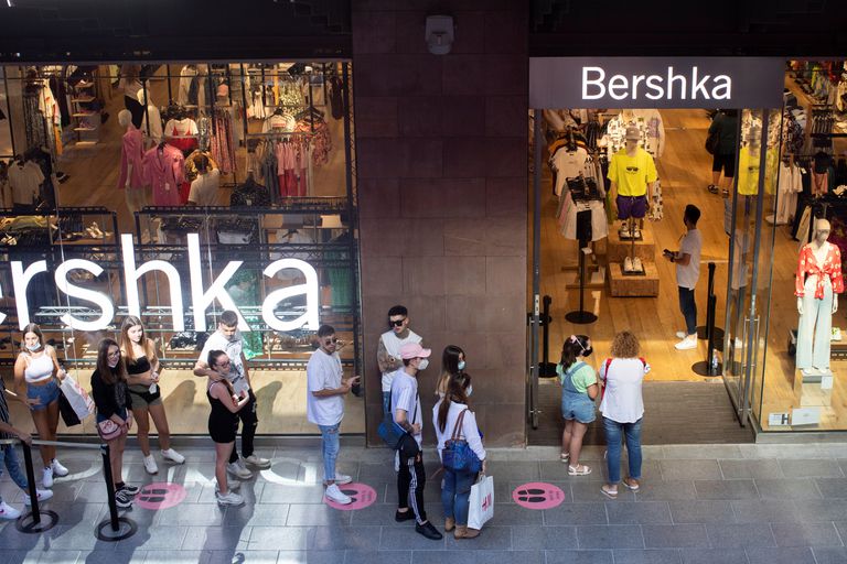 Cola para entrar en un tienda en el centro comercial de La Maquinista de Barcelona.