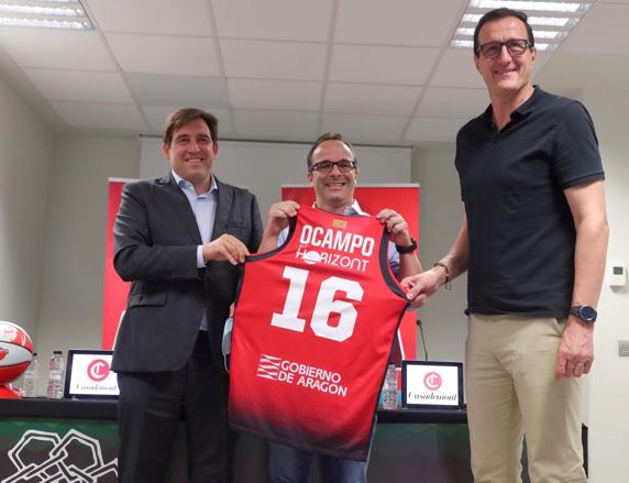 Ocampo flanqueado por el presidente Reynaldo Benito y el director deportivo Pep Cargol.