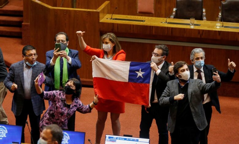 Promulga Chile ley que permite retiro parcial de fondos de pensiones ante Covid