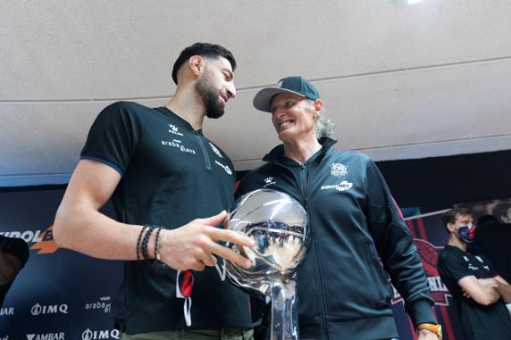 El capitán del Kirolbet Baskonia, Thornike Shengelia y el entrenador del equipo, Dusko Ivanovic, posan con la copa de la liga Endesa