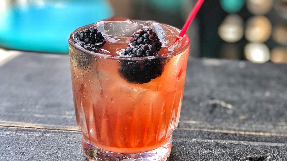 Receta de sangría con moras, la bebida del verano 2020