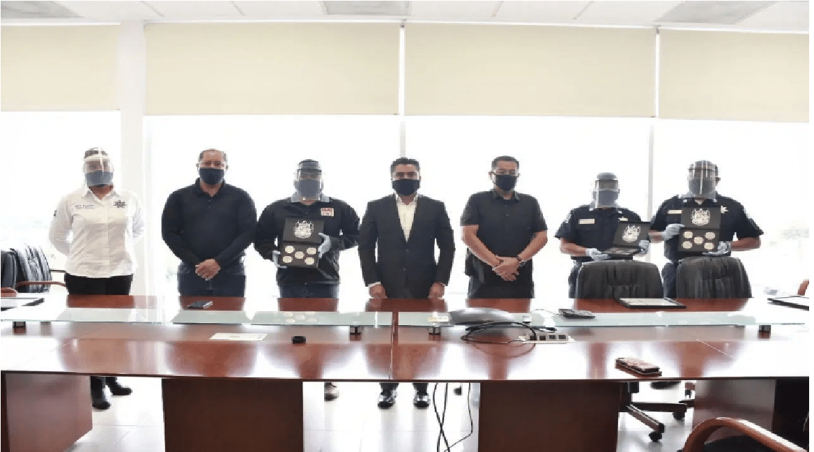 Roberto Sosa entrega reconocimiento y medallas a policías de Corregidora, rescataron menor extraviada