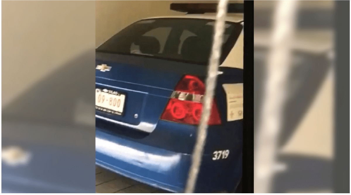 Sorprenden y graban a policía dentro de un motel, con todo y patrulla (VIDEO)