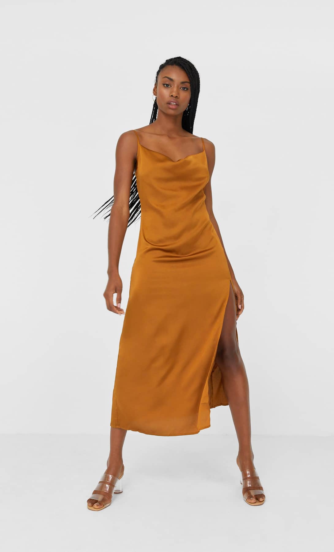 Stradivarius presenta el vestido lencero midi que te hará volver a la sencillez y elegancia de los años 90